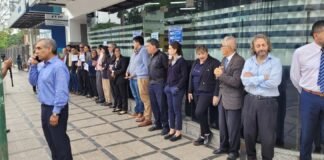 Trabajadores de la AFIP sede Catamarca hicieron un abrazo simbólico al edificio en avenida guemes