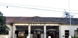 Violencia Escolar: Alumno le arrojó un pupitre a una docente por la Cabeza