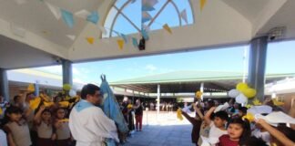 Colorido y alegre recibimiento a la Virgen en la escuela municipal N° 3