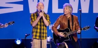 Michael Stipe y Jon Bon Jovi interpretaron “The one I love” de R.E.M.