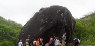 Pasos con historia hasta la cueva de Cubas, a través del agreste paisaje de La Puerta