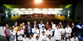 250 alumnos del SEM de la Capital recibieron sus certificaciones de Inglés