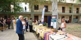 Colorida muestra artesanal y artística de la secretaría de Extensión