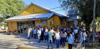 Mujer se encadena en el CAPE en reclamo por una vivienda