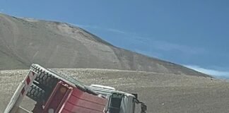 Volcó un camión y derramó salmuera de litio