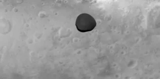 Así es Deimos, la luna menor y más misteriosa de Marte: la sonda europea HERA la ha fotografiado por primera vez