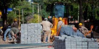Avanzan los trabajos de remodelación de la Plaza 1° de Mayo en Villa Parque Chacabuco