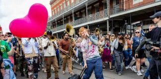 Ed Sheeran estrena una canción en un show callejero