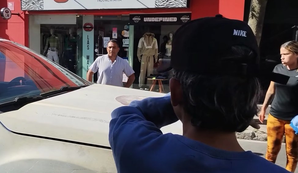 Incidentes con motocicletas mal estacionadas en pleno centro