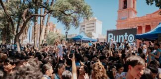 Las y los jóvenes de la “PROMO 25“ tuvieron su banderazo del último año en Plaza 25 de Mayo