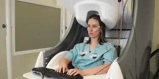 China planta cara a Elon Musk: este chip cerebral quiere superar a Neuralink e implantarse en varios pacientes