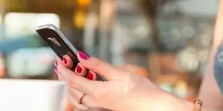 La vida del primer hombre al que Elon Musk implantó un chip en el cerebro: "No sabía qué esperar. No tienes privacidad"