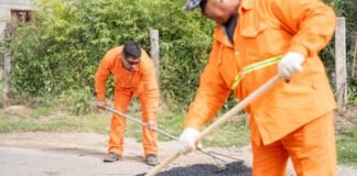 Continúa el plan de bacheo sobre traza de obra de cloacas en Sumalao