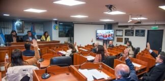 El Senado provincial, premio a Mera y aprobó el Defensor del Pueblo