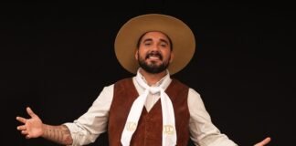 Lázaro Caballero llega al Patio de la Fiesta del Poncho