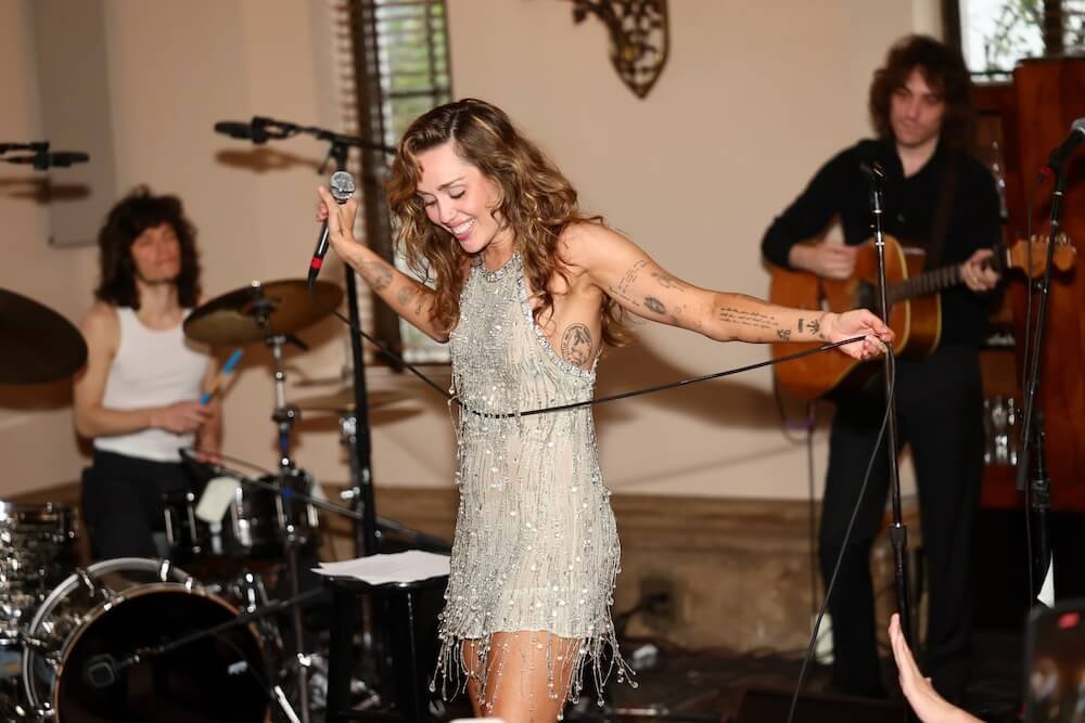 Miley Cyrus estrena su nuevo álbum con un show sorpresa