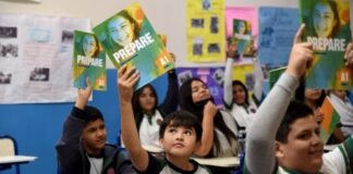 Se entregaron libros de inglés en las escuelas municipales
