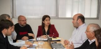 Senadores con el director de OSEP y la secretaria de Asuntos Municipales por Decretos del Ejecutivo