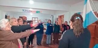 Emotiva renovación de la promesa de fidelidad a Bandera de adultos mayores