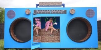 Rod Stewart codiseñó un inodoro gigante con forma de radiocasete