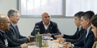 Senadores con el ministro Rosales Matienzo por el decreto de Educación Financiera