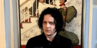 A los 50 años, Jack White estrena su primer celular