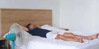 ¿Dormir con el ventilador sí o no? Esto dicen los expertos sobre tener aparatos encendidos