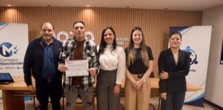 Gustavo entregó el certificado a más de 30 nuevos bartenders internacionales