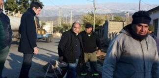 Gustavo Saadi supervisó los avances de las obras de pavimentación en el barrio La Esperanza
