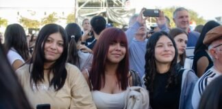 Poncho reggae con Los Cafres y Doña Inés en el escenario de El Patio