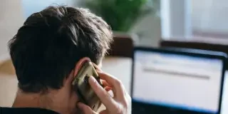 Si estás de vacaciones y ves esto en tu móvil, te lo están hackeando: qué hacer para detenerlo