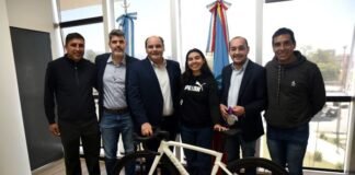 El Gobernador y el Intendente entregaron una bicicleta a Guadalupe Díaz