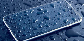 ¿Es verdad que los móviles son resistentes al agua? Estos dos factores los ponen en peligro