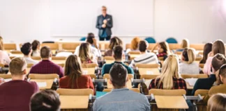 Estas son las cinco carreras universitarias que no se deben estudiar, según ChatGPT