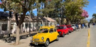 Andalgalá: La caravana solidaria del Encuentro de Fiat 600 y Autos Antiguos llegó a la Escuela de Malli