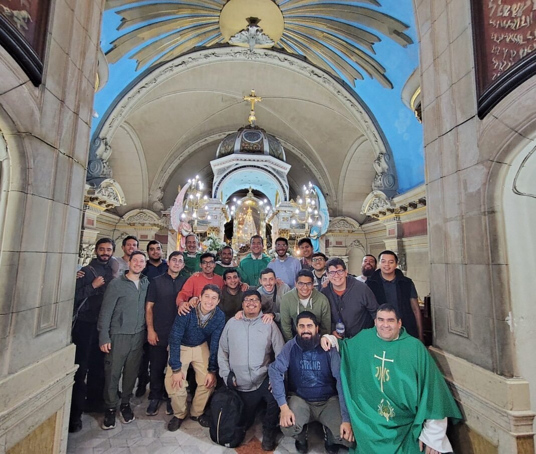 Seminaristas y formadores del Seminario de Mendoza, a los pies de la Madre del Valle