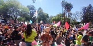 Colorida y alegre procesión-murga en honor de San Francisco de Asís