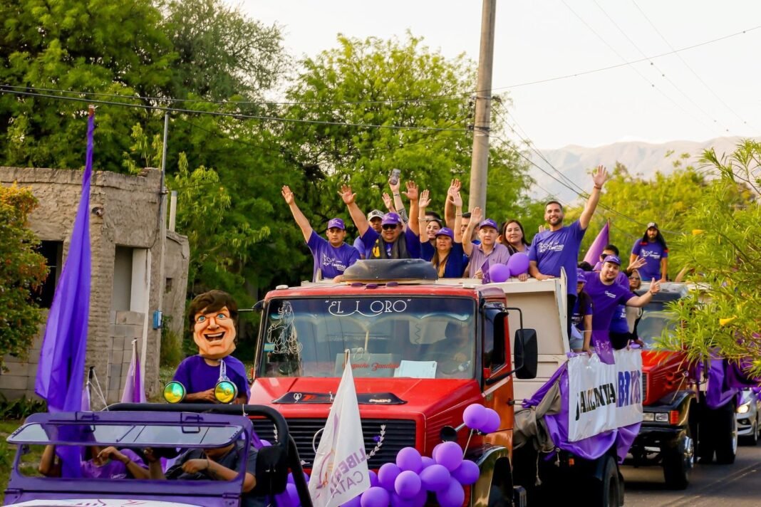 La Libertad Avanza realizó una multitudinaria caravana de cierre de campaña en el Valle Central