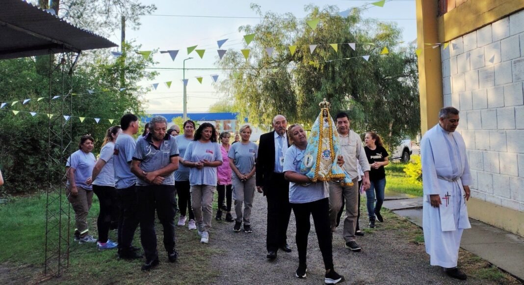 La Virgen del Valle visita la fábrica textil que lleva su nombre en El Pantanillo