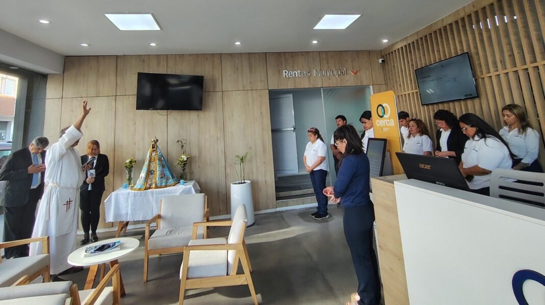 La Virgen del Valle visita oficina municipal y centro de salud