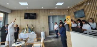 La Virgen del Valle visita oficina municipal y centro de salud