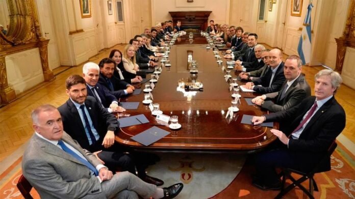 Raúl Jalil presente entre los gobernadores reunidos con Milei para acuerdos políticos