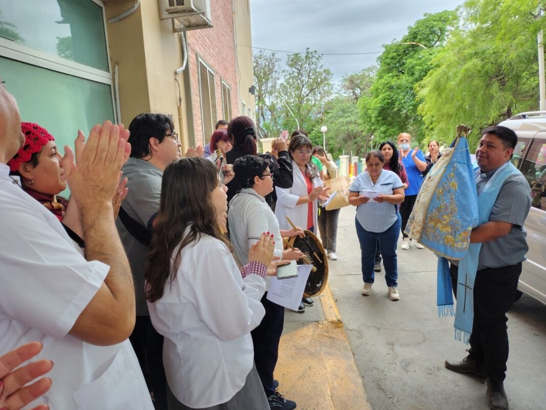 Alegre y emotiva bienvenida a la Virgen en el Hospital de Niños