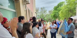 Alegre y emotiva bienvenida a la Virgen en el Hospital de Niños