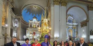 Asumen apoderados legales de colegios católicos durante el homenaje del ámbito de la Educación
