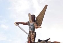 Bendicen imagen de San Miguel Arcángel en el Santuario de la Gruta de la Virgen