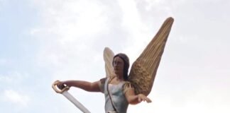 Bendicen imagen de San Miguel Arcángel en el Santuario de la Gruta de la Virgen