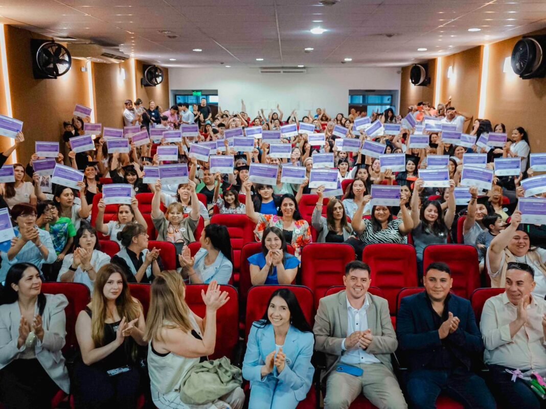Más de 300 personas certificadas en Escuela Empresarial para Mujeres y Diversidades
