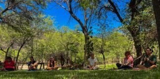 Clase gratuita de yoga al aire libre en el Playón de El Jumeal