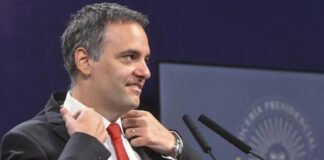 Manuel Adorni asume como director de YPF en representación del Estado Nacional